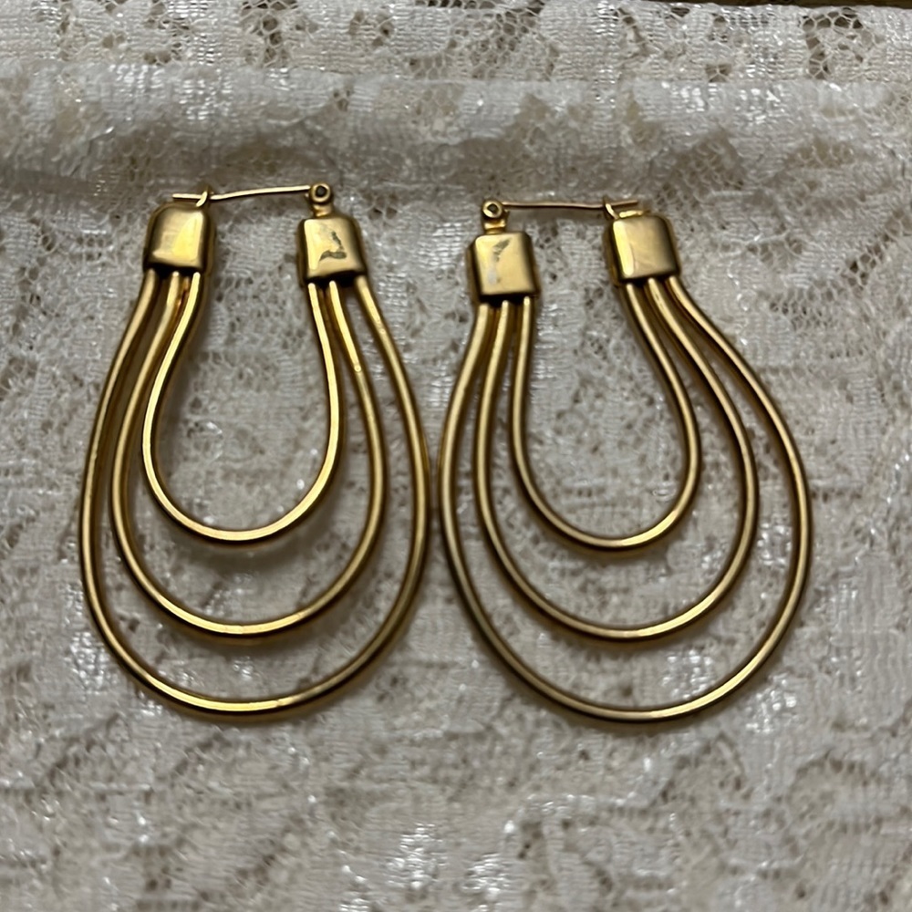 Napier/vintage gold hoop earrings, 1.5”